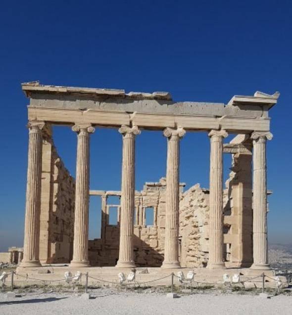 <p>Partenon, Athena'nın tapınağıdır, MÖ 5. yüzyılda Atina Akropol'ünde inşa edilmiştir. Antik Yunan'dan günümüze kalan yapılar arasında en iyi bilinenidir ve Yunan mimarisinin en büyük eseri olarak kabul edilir.</p>
<p>Dış cephesinde kullanılan heykeltıraşlığın Yunan sanatının en yüksek noktası olduğu düşünülür.</p>