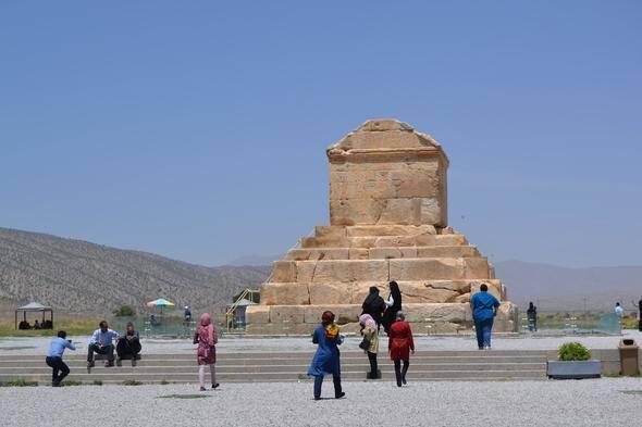 <p>Beyaz renkli büyük kireçtaşı bloklarından yapılmış olan bu mezar, altı basamaklı bir kaide ile dikdörtgen planlı, beşik çatılı bir mezar odasından oluşmakta.</p>
<p>Kiros’un ve karısının mezarları burada bulunmakta. Kiros’un Mezarı şehri fetheden Büyük İskender tarafından da ziyaret edilmiş.</p>
