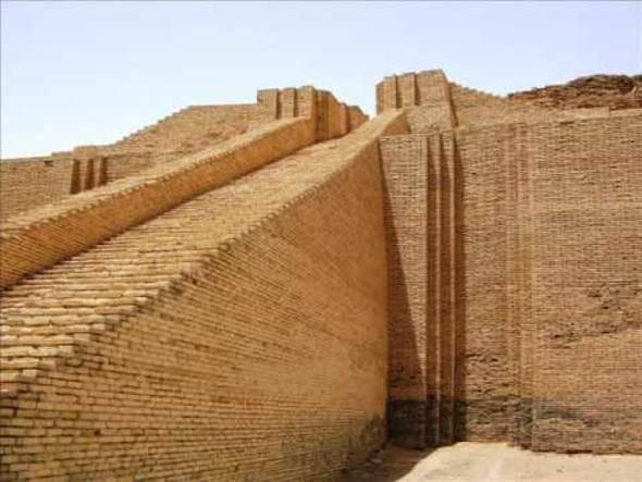 <p>Akkadça “zaqā” - “yükselmiş yere kurmak” sözcüğünden türeyen “ziggurat” terimi, Mezopotamya’ya özgü, kule formunda bir tapınak mimarisini ifade eder. Ve bu formun en görkemli örneği Büyük Ur Zigguratı’dır.</p>
<p>Bilinen 32 ziggurat vardır. Bunlardan 4'ü İran'da, gerisi Irak'tadır.</p>