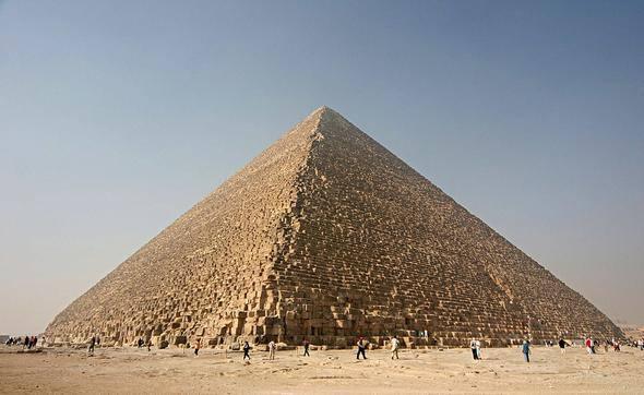 <p>Keops Piramidi, Khufu Piramidi ya da Büyük Piramit; günümüzde Mısır’ın başkenti Kahire'nin bir parçası olan Gize’yi çevreleyen antik “Gize mezar kenti”nde bulunan üç anıtsal piramitten en eski ve en büyük olanıdır.</p>
<p> </p>