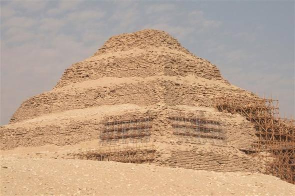 <p>Basamaklı piramit, MÖ 2630 yıllarında yapılan Mısır'da ilk piramittir. Mimarı İmhotep'tir. Bu piramit diğer piramitlere göre bir farkı var. Bu da merdivenli olmasıdır.</p>
<p>Piramidin girişi en üst basamaktadır. Kral Zoser'e aittir ve piramidin duvarları kabartmalarla süslüdür.</p>