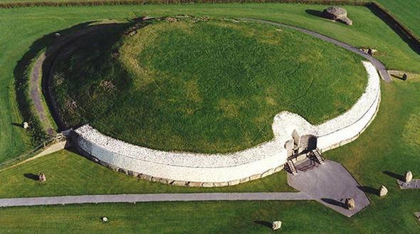 <p>Newgrange, İrlanda'nın Meath Kntluğu'ndaki Boyne Nehri'nin kuzey tarafındaki Drogheda'nın sekiz kilometre batısında yer alan tarih öncesi bir anıttır.</p>
<p>M.Ö. 3200 civarında Neolitik Çağ'da inşa edilmiştir ve Stonehenge ve Mısır piramitlerinden daha yaşlıdır.</p>