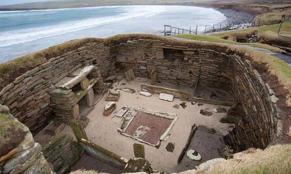 <p>1850 yılında bir fırtına ile ortaya çıkan, Stonehenge’den de önceye tarihlenen Skara Brae yerleşmesi 5000 yıl öncesine ait yaşam ile ilgili önemli veriler sunuyor. </p>

<p>Fırtınada rüzgar ve güçlü gelgitlerle bölgede “Skerrabra” olarak bilinen tepede bulunan çimler sökülünce ortaya bu muhteşem yerleşme ortaya çıktı.</p>
