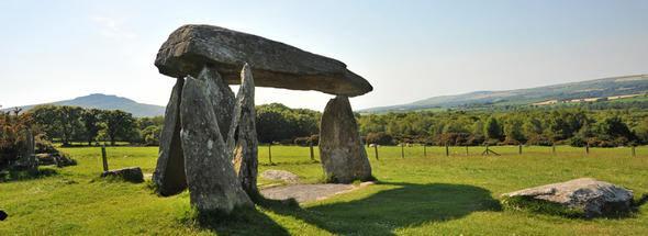 <p>Stonehenge’in ünlü dikilitaşları çok çok uzaktaki bir yerden geliyor. Şu ana kadar bilinen buydu. Ancak, arkeologlar bu gizemli anıtta, tıpkı dikilitaşlar gibi uzun seyahatlerden sonra alana ulaşmış bir şeyler daha keşfetti: alana gömülmüş kesinlikle yerli olmayan 10 insan. </p>
<p>İnsan kalıntıları üzerinde yapılan yeni analize göre bu 10 insan Stonehenge’in üzerinde yükseldiği Salisbury Ovası’ndan değil. Araştırmacılar, bu yabancıların anıttaki, ıslandıklarında veya kırıldıklarında mavimsi bir renk aldıklarında dolayı bu şekilde adlandırılan, mavi taşların Galler’in batısından Salisbury Ovası’na taşınmasında yardımcı olmuş olabileceğini söylüyor.</p>