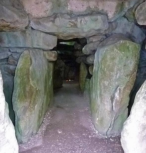 <p>Bu uzun mezarda, bölgede yaşayan eski Britanyalıların kemikleri bulunuyordu. </p>
<p>Stonehenge'e ilk taşlar dikildiğinde, West Kennet çoktan kapatılalı ve terk edileli 1000 yıl olmuştu. West Kennet, Antik Mısır kurulmadan 600 yıl önce inşa edilmişti.</p>