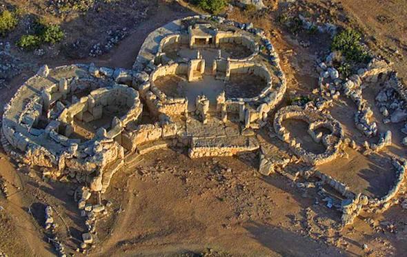 <p>Ggantija Tapınakları</p>
<p>Nerede? Malta</p>
<p>Yapılışı (Yıl): Milattan Önce 3700</p>