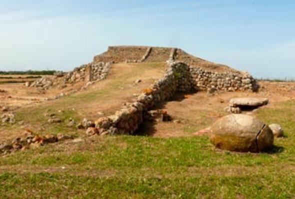 <p>Sardunya'da halka açık olan büyük arkeolojik zenginlikler vardır. En eskilerden biri Sassari'ye 11 km uzaklıktadır ve Ziggurat Monte d'Accordi olarak adlandırılır. </p>
<p>Büyük blok taşlarla oluşturulmuş piramit şeklindeki bir yapıdır.</p>