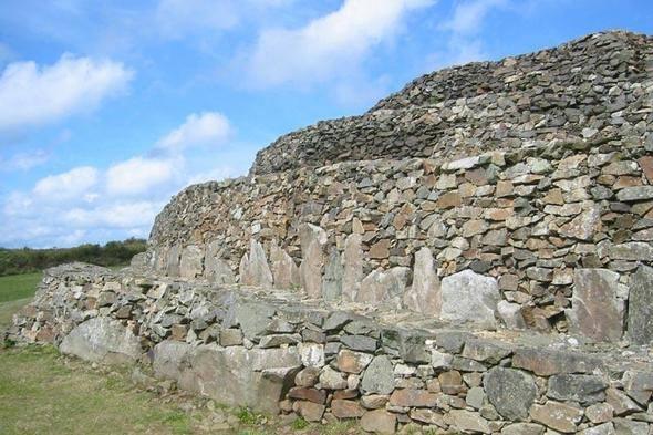 <p>Arkeolojik araştırmalara göre belirlenen dünyanın en eski binası, Milattan Önce 4850 yılına ait Barnenez. Fransa’nın Finistère yerleşiminin kuzeyinde yer alan bu yapı 72 metre uzunluğa ve 25 metre genişliğe sahip. </p>
<p>Binanın yüksekliğinin ise 8 metrenin üzerinde olduğu belirtiliyor. Tarihin derinliklerinden gelen bu kalıntının bir anıt mezar olduğu kanısı hakim. Yapının sağlamlığı ve genişliği de, buranın kabile döneminde yaşayan önemli bir siyasi ya da ruhani lidere ait olabileceği savını destekler nitelikte.</p>