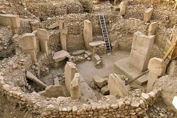<p>Göbeklitepe, Şanlıurfa'nın 20 kilometre kuzeydoğusundaki Örencik köyü yakınlarında, yaklaşık 300 metre çapında ve 15 metre yüksekliğinde geniş görüş alanına hakim bir konumda yer almaktadır.</p>

<p>Neolitik döneme ait Göbeklitepe, ilk tapınağın dolayısıyla yeryüzündeki ilk inancın merkezi olabilmesi açısından önemli. Bu bölgede yaklaşık 20 tapınak tespit edilmiş ve şu ana kadar yalnızca 6 tapınak gün ışığına çıkartılmıştır.</p>
