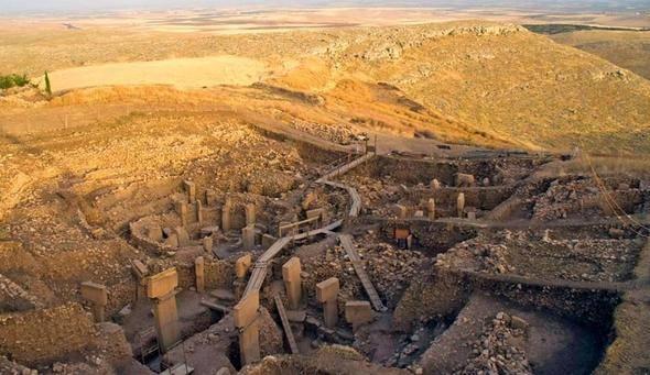 <p>Mağarada duvarlarındaki avcılığı temsil eden resimlerden ziyade burada hayvan figürleri tek ve kabartma olarak işlenmiş, sanatsal açıdan farklı bir anlayışı etkileyici biçimde yansıtmaktadır. Taşlar üzerinde işlenmiş akrep, tilki, boğa, yılan, yaban domuzu, aslan, turna ve yaban ördeği figürleri yer almaktadır. Bir kısım arkeoloğa göre bu hayvan figürleri tapınağı ziyaret eden farklı kabilelerin sembolü olarak nitelendiriliyor.</p>

<p>Dünya Mirası Geçici Listesi'nde bulunan Göbeklitepe, Bahreyn’in başkenti Manama’da gerçekleştirilen toplantıda kalıcı listeye alındı.</p>
