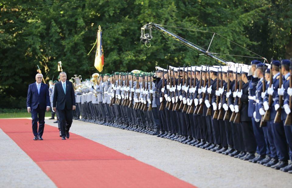 <p>Almanya Cumhurbaşkanı Frank-Walter Steinmeier, Erdoğan'ı Bellevue Sarayı'nda askeri t&ouml;renle karşıladı.</p>
