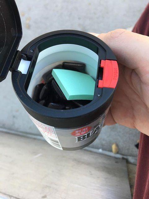 <p>Japonya'da satılan bir sakız kutusu. Çiğnedikten sonra sakızın bir yere yapışmasını önlemek için içerisinde minik kağıtlar var. </p>

<p> </p>
