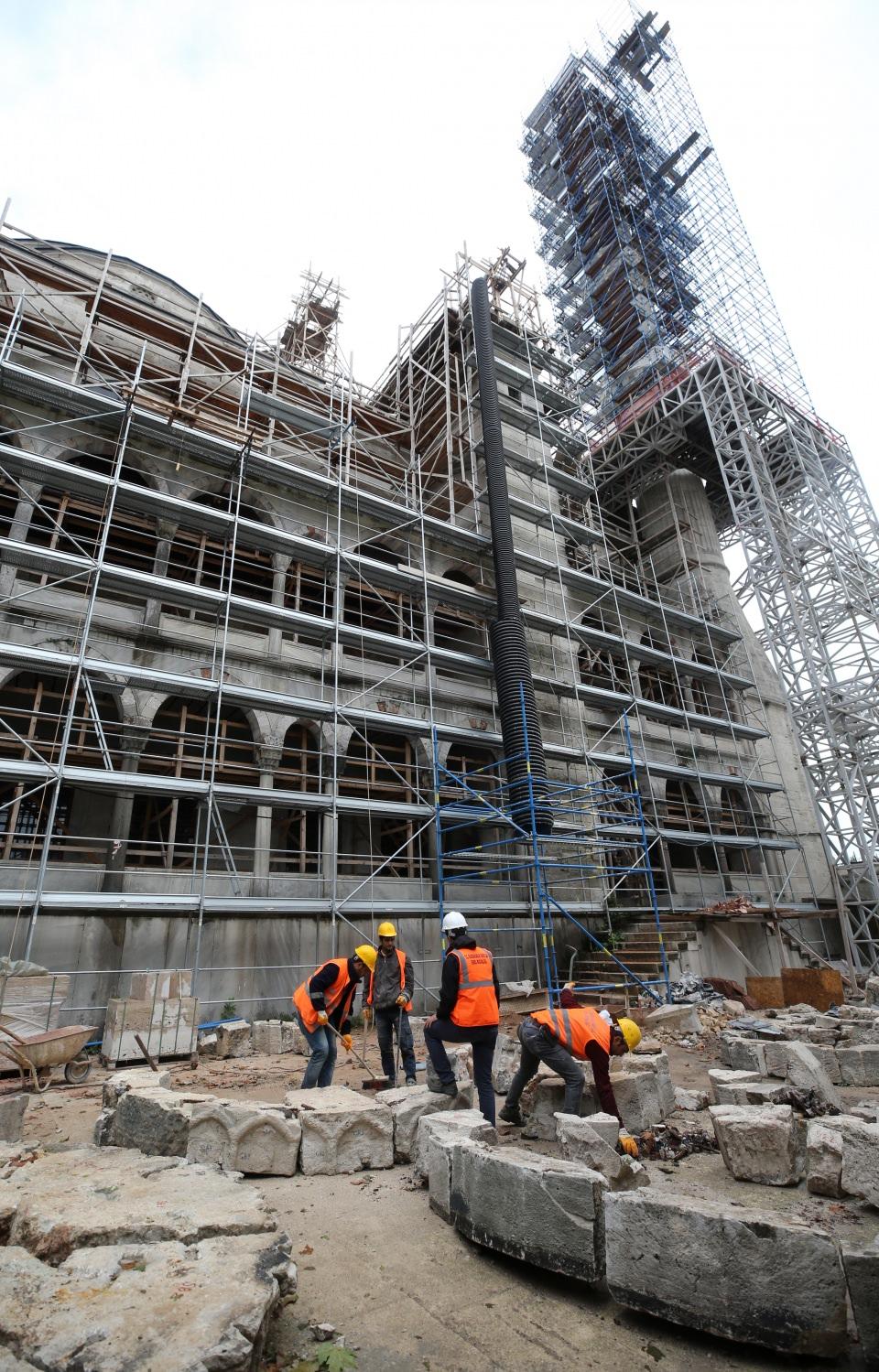 <p>Yeni Cami ve Rüstem Paşa Camisi'nde çalışmalar sürüyor. Sultanahmet Camisi ile selatin camilerinin finalini yapıyoruz. Restorasyon çalışmalarını Vakıflar Genel Müdürlüğü'nün öz kaynaklarıyla yürütüyoruz. </p>

