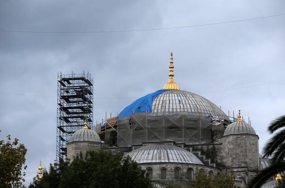 <p>Beyaz zemin üzerine çeşitli renklerle meydana getirilen panolardaki selviler, laleler, sümbüller, nar çiçekleri, Rumiler, üzüm salkımları camideki güzelliği sağlayan ve ancak Türk çiniciliğine mazhar olan varlıktır. Camide 50'den fazla muhtelif desende çini bulunmaktadır."</p>