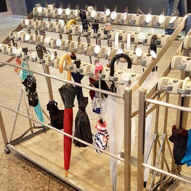 <p>Şemsiye kilitleme noktaları sayesinde şemsiyelerin kaybolma veya çalınma ihtimali ortadan kalkıyor. </p>

<p> </p>
