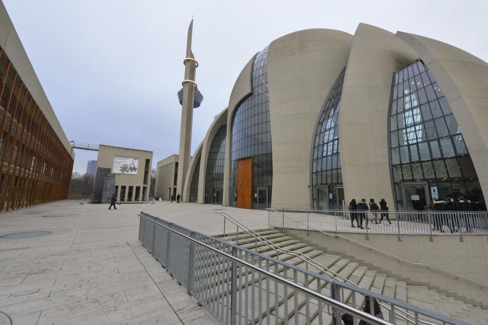 <p><strong> Malzemeler Türkiye'de özel üretildi</strong></p>

<p>Caminin iç dekorasyon ve tezyinat ön çalışmalarına 2014 sonunda başlandı. Proje yüksek mimar Merih Aykaç'ın koordinesinde Türkiye'den gelen nakkaş Semih İrteş ve hattat Hüseyin Kutlu tarafından gerçekleştirildi. Çağdaş çizgiyle geleneksel yapı harmanlanarak özgün bir konsept hazırlandı. Türk-İslam kültürel mirasının hem motif hem de sembolik içerik ile yansıtılması hedeflenen projede teknik ve sanat uygulamalarının mevcut yapıya uygun hale getirilmesi ve bütünlük arz etmesi amaçlandı.</p>
