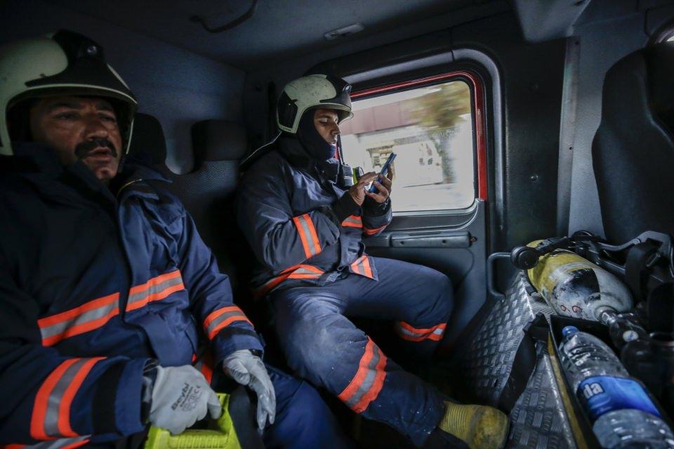 <p>İtfaiye erleri, özellikle trafik kazalarında araçta sıkışanları bulundukları yerlerden çıkararak, hastaneye kısa sürede sevk edilmelerine de büyük katkı sağlıyor.</p>
<p> </p>