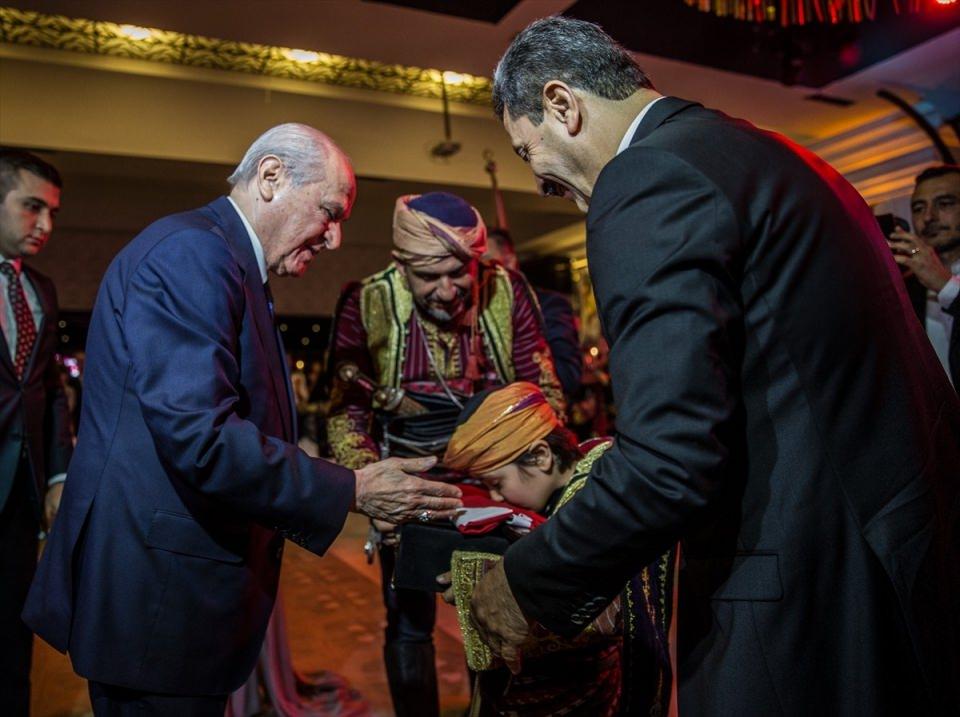 <p>Düğünde, Devlet Bahçeli de elindeki Türk bayrağını öptükten sonra Emir Kağan'a verdi.</p>
<p> </p>