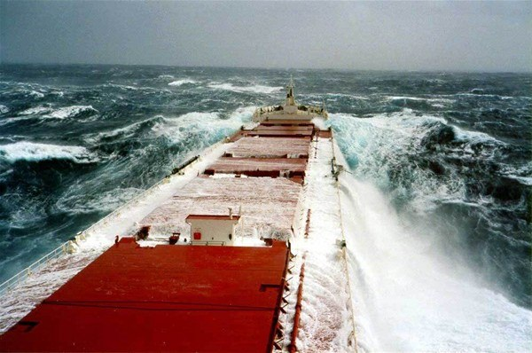 <p>Özelikle büyük gemilerin dev dalgalarla boğuştuğu görüntüler internette paylaşım rekorları kırıyor. </p>
