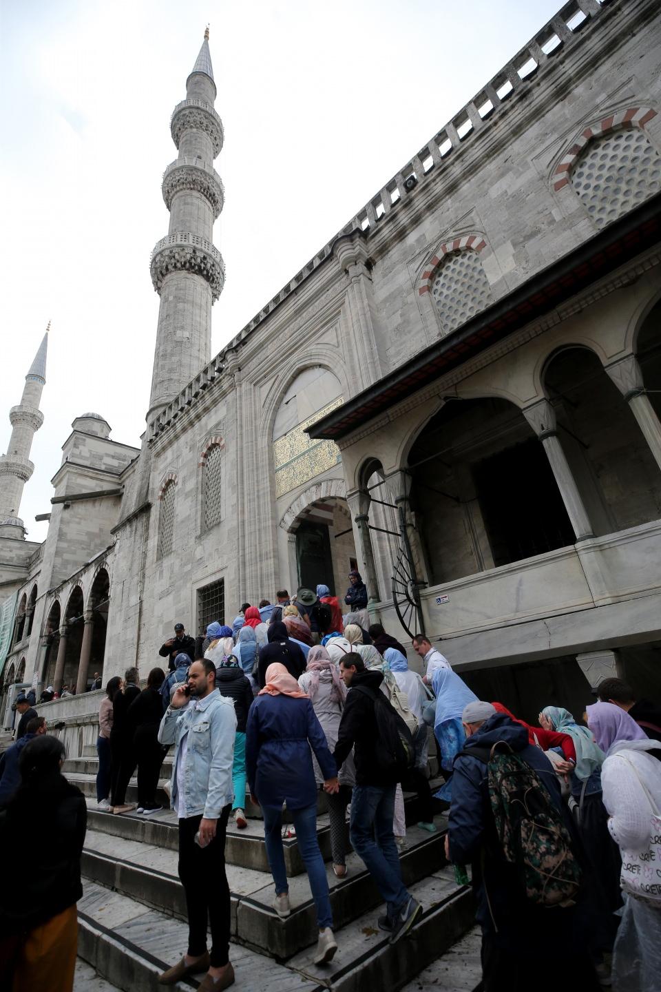 <p>"Eski eserlerde bu hedefe uymak pek kolay olmayabiliyor. Bir proje ortaya koyuyorsunuz ama örneğin kubbeyi açtığınızda, kurşunları kaldırdığınızda hiç tahmin etmediğiniz çatlaklarla karşılaşabiliyorsunuz. Kalem işlerinde olduğu gibi ön gördüğünüzün dışında bir veriye ulaşırsanız, tekrar belgelendirip kurul kararı süreçleri başlıyor, bunlar da uzun süreler. Öngördüğünüz süreler eski eserlerde sapabiliyor, bunu da dikkate almak gerekiyor."</p>

<p> </p>
