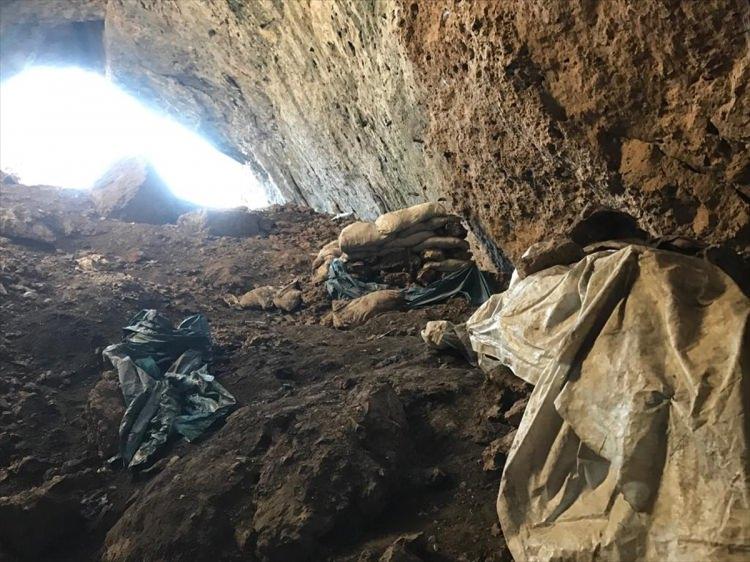 <p>Tespit edilen 5 mağara ve eklentilerinde; 1 adet şırıngalı patlayıcı düzeneği, 1 adet Bixi makinali tüfek monte hamili, 85 adet ev tipi tüp 2 adet radyo, 4 adet düdüklü tencere, 40 metre halat, 1 adet aleminyüm merdiven, 4 adet su pompası, 70 metre elektirk kablosu, 3 adet CD, 4 adet 150 litrelik varil, 1 adet jeneratör, 9 adet buji, 1 adet lehim makinası, 3 adet mazotlu soba, 3 adet akü, 8 adet el feneri, 1 adet 150 metre beyaz renkli branda, 100 metre mavi renkli branda, 20 adet prezervatif, 20 adet antibiyotik ilaç, 5 kutu ağrı kesici ilaç, 25 litre benzin, 30 litre mazot, 50 adet ampul, 1 adet kaleşnikof tüfeği şarjörü, 2 adet şemsiye, 3 adet sırt çantası ile çok sayıda yaşam malzemeleri ve örgütsel doküman ele geçirilmiştir.</p>
<p> </p>