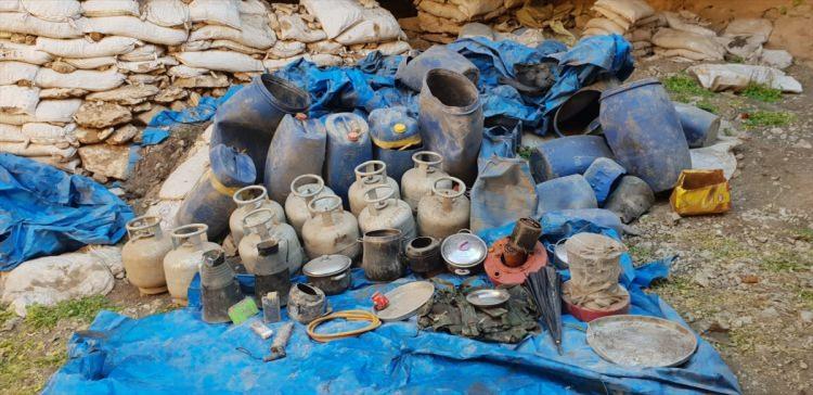 <p>Siirt'in Pervari ilçesi yakınlarındaki Herekol Dağı bölgesinde, terör örgütü PKK'nın kış üslenmesine yönelik yürütülen operasyonlarda, içerisinde, şırıngalı patlayıcı düzeneği, silah ve mühimmatlar ile yaşam malzemelerinin bulunduğu 5 mağara tespit edildi.</p>