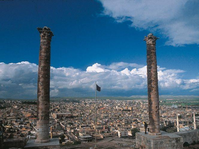 <p><span style="color:#800080"><strong>ŞANLIURFA KALESİ</strong></span></p>
<p>Dambak tepesinde bulunan bu kalenin yapımı millattan öncelere dayanır. Haçlı seferleri zamanında önemli bir rolü olan bu kale Osmanlı hakimiyeti sırasında restore edilir. İçinden mahallelere açılan kapıları olan bu kale 25 burçlu ve tek kapılıdır. Tüm şehri kaplayan bu kalenin modern çağda sadece ana kalıntıları bulunur.</p>