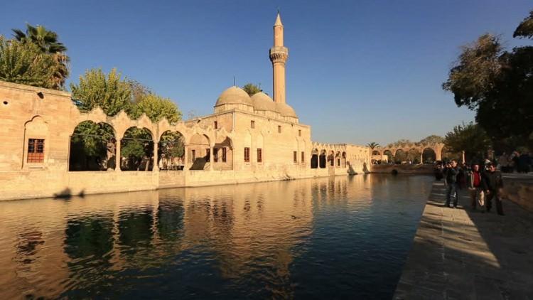<p><span style="color:#800080"><strong>RİZVANİYE CAMİSİ </strong></span></p>
<p>Rakka valisi Rıdvan Ahmet Paşa tarafından yapılan bu cami ilginç ve renkli işlemelerle yapılmıştır. Balıklı gölün kuzeyinde bulunan bu yapıtta kültürün her ögesini barındıran şekiller kullanılmıştır.</p>