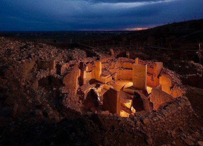 <p><span style="color:#800080"><strong>GÖBEKLİ TEPE</strong></span></p>
<p>Gizem, sır ve tarihinin bilinmeyenleri ile dolu bu mekan bir dağın tepesinde gölçük alanda bulunduğundan Göbekli Tepe olarak adlandırılmıştır. Millattan önceki insanların yaşamlarını, kültürlerini ve inanışlarını yansıtan bu mekan bozulmadan günümüze kadar gelmiştir. Keşfinden sonra tarihin akışını değiştirildiğine inanılan bu yer o yüzyıllarda yaşayan insanların kültür ve yaşam tarzlarını açık bir şekilde gözler önüne seriyor. Her yıl yeni bir mekana ulaşılan bu yerdeki en ilginç olaylardan biri ise bulunan taşların üzerindeki aslan ve kaplan figürleridir. </p>
