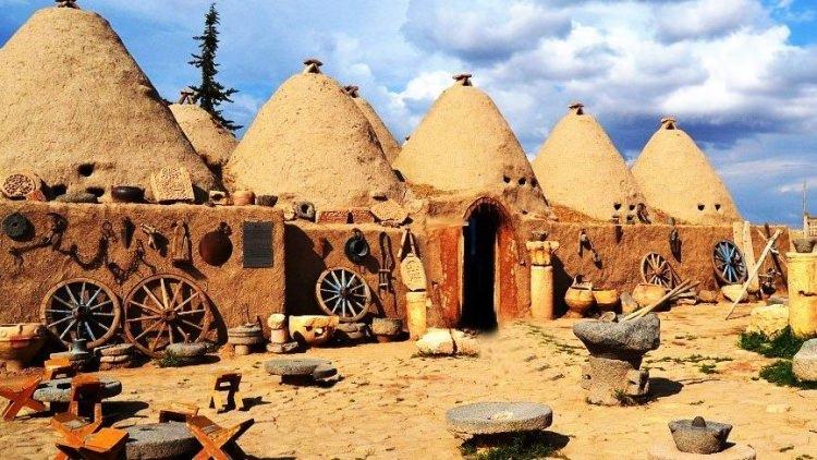 <p><span style="color:#800080"><strong>HARRAN EVLERİ</strong></span></p>
<p>Mezopotamya kültürünün foklorik yapısını anlatan ve insanların doğal malzemelerle yaşam alanı kurtuklarını gösteren bu mekanlar günümüze hiç bozulmadan ulaşmışlardır. Ziyareti ücretsiz olan bu mekanlardaki insanların karşılaması ve ikramları sizi oldukça memnun eder. </p>