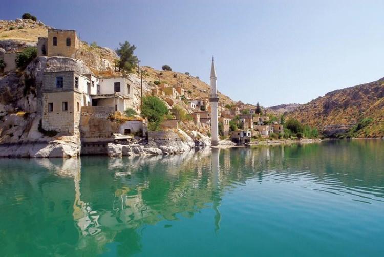 <p><span style="color:#800080"><strong>HALFETİ</strong></span></p>
<p>Yer altı şehri... Tarihi evleri ve mağaraları ile ünlü bu yerin baraj suları altında kalması ile turistlik değeri artmıştır. Suyun altında tarihin dokusunu koruduğu bu yeri dalgıçlar yardımı ile ya da tekne turları ile keşfedebilirsiniz. Gün batımından sular altında kalan caminin minaresinin suya değmesi ile ortaya çıkan muhteşem fotoğrafı görmeye gelen yüzbinlerce tursit vardır. Şanlıurfa ve Gaziantep yolu arasında kalan bu eşsiz mekanı görmeden dönmemenizi tavsiye ederiz.</p>