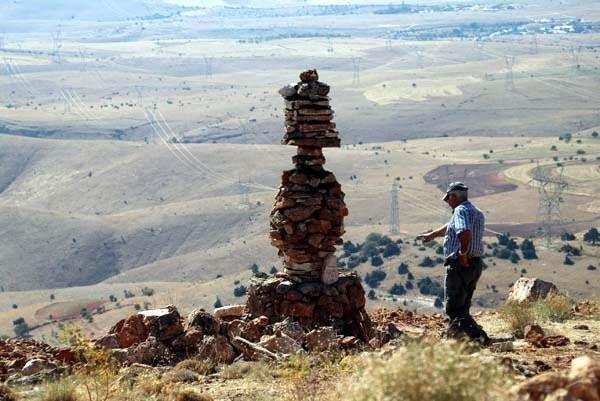 <p>Bozkırlarda koni şeklinde toprak yığınından, dağlık alanlarda ise  taşların üst üste konulmasıyla yapılan "obo", 2-3 metre yüksekliğinde, tepe  noktasına genelde ölmüş bir hayvanın baş iskeleti yer alan dik yapılardan  oluşuyor.</p>
