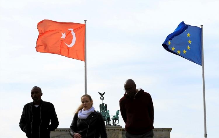 <p>Almanya'nın başkenti Berlin'de, Başkan Erdoğan'ın ziyaret programı nedeniyle bazı cadde ve meydanlar bayraklarla donatıldı.</p>
