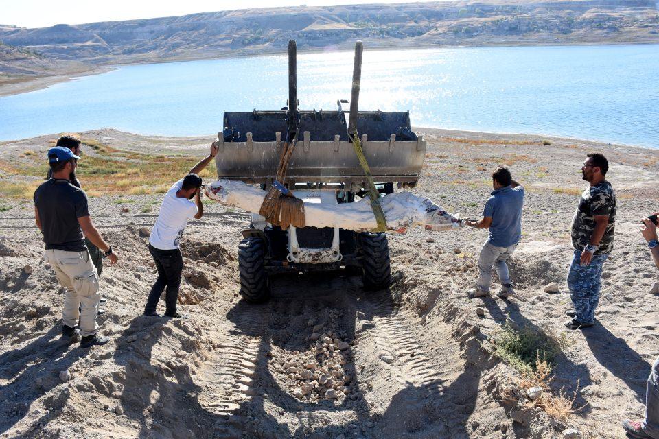 <p><strong>Pehlevan, çalışmalarda enteresan buluntulara ulaştıklarını da vurgulayarak, şöyle devam etti:</strong></p>

<p>"Bir file ait alt çene buluntusuna ulaştık. Günümüzde yaşamayan bir file ait bir alt çene, defans dişlerinin anatomik yapısı klasik Afrika fillerine benzemeyen, yassı, öne doğru eğilerek sonlanan kavisli bir fil alt çenesi. Şimdilik, bu sağlamlıkta korunmuş olan Anadolu'dan elde edilmiş böyle bir örnek yok. Yine bir file ait olduğunu düşündüğümüz pelvis iskeletimiz mevcut. Bugün onların nakliyelerine başladık. Çok meşakkatli bir süreç. Doğa bunları uzunca süre koruyor. Bu nedenle çok dikkatli olmalı ve görmüş olduğunuz tetkikleri doğru bir biçimde uygulamalıyız."</p>
