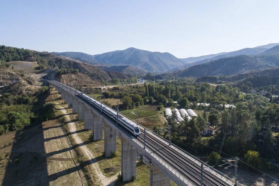 <p>Anadolu'nun çelik rayları 162 yıl önce "kara tren" olarak da bilinen buharlı trenle tanışırken Cumhuriyetin ilk yıllarında yatırımlarla genişleyen Türk demiryolu ağında, 2003'ten sonra yolcu taşımacılığında yüksek hızlı trenlerle (YHT) hızlı ve konforlu hizmet sunulan yeni bir döneme girildi.</p>
