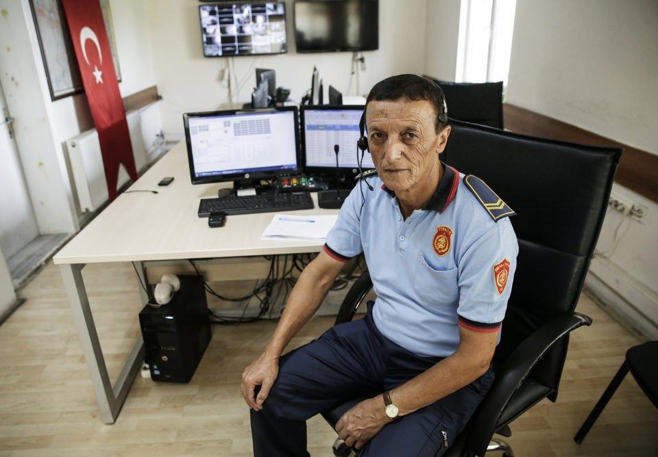 <p>Vatandaşların can ve mal güvenliğini sağlamak için çalıştıklarını belirten Özdemir, "Biz itfaiyeciler, arama ve kurtarma ekibi de olduğumuz için arkadaşlarımız diğer illerde olan depremlere gittiler. Oradaki can kayıpları ve kurtarma olaylarına müdahale ettiler. Bir çukura düşmüş kedi ve köpek gibi hayvanları severek, isteyerek, kurtarıyoruz." dedi.</p>
<p> </p>