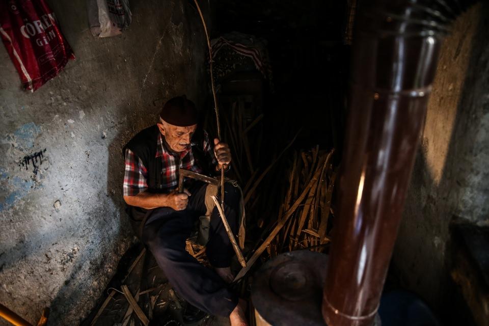 <p>Ömrünü sepetçilik mesleğine adamasına karşın emeğinin karşılığını alamadığını vurgulayan Kayaoğlu, "Bu mesleği artık kimsenin yapabileceğini düşünmüyorum. Sabah 05.00'te işe gelirim. Beş küfeyi yapmak bir günümü alıyor. Bu meslek gerçekten çok fazla emek istiyor. Bu yorucu ve önemini yitirmiş işi artık devam ettirecek kimse yok." dedi.</p>
<p> </p>