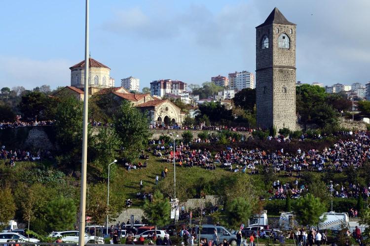 <p>Türk Hava Kuvvetleri bünyesindeki Türk Yıldızları ekibinin yapacağı gösteri için vatandaşlar Rize sahilinde toplandı. </p>