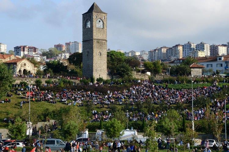 <p>Binlerce kişi sahile akın ederken kimileri üst geçitlerin üzerinden, kimileri binaların balkonlardan gösteri uçuşunu heyecanla izledi. Türk Yıldızları'nın, Rize semalarında yaptığı gösteri izleyenlerden alkış aldı. </p>