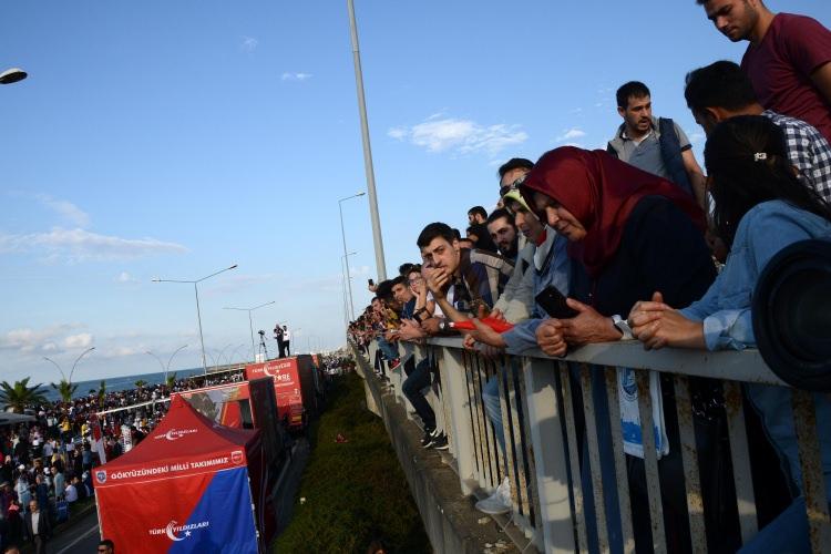 <p>Nefes kesen gösteride gökyüzünde kalp çizen Türk Yıldızları izleyenlerin beğenisini topladı. Yaklaşık 20 dakika süren gösteri uçuşu ardından Türk Yıldızları ekibi Trabzon Havalimanı'na geri döndü.</p>