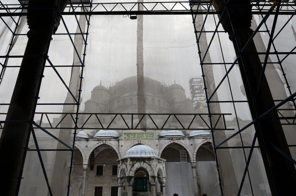 <p>Vakıflar Genel Müdürlüğü olarak birçok selatin caminin restorasyonunu tamamladıklarını ya da tamamlamak üzere olduklarını ifade eden Sarı, "Beyazıt Camisi inşallah ramazan ayına yetişecek. </p>
<p> </p>