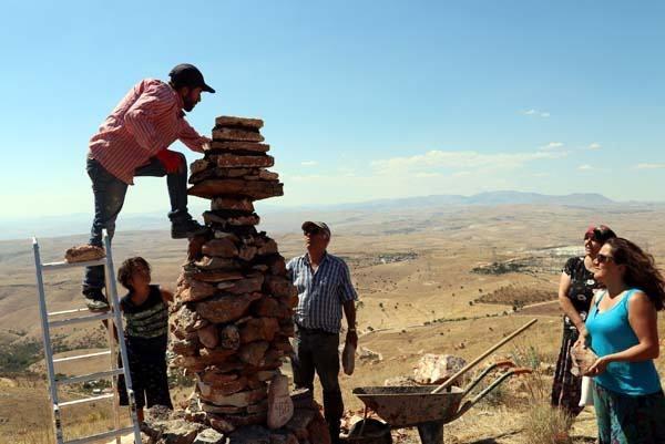 <p>Elazığ'ın Keban ilçesine bağlı Nimri  köyünün sakinleri, yörede "kulluk" olarak adlandırılan ve yön bulmaya yardımcı  olduğu belirtilen unutulmuş "obo" geleneğini yeniden canlandırıyor. </p>
