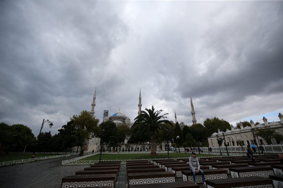 <p><strong>Batılıların bu camiye "mavi cami" anlamında "Blue Mosque" dediğini hatırlatan Sarı, konuşmasını şöyle sürdürdü: </strong></p>
<p>"Bu cami emsallerinin hiçbirinde olmadığı kadar aydınlık ve ferahtır. Üç sıra halinde duvarlarda yarım, merkezi ve köşe kubbelerinin kasnaklarında açılmış sayısız pencereden ışık alan caminin, duvarlarını kaplayan çini ve kalem işi süslemelerindeki hakim renk olan mavi, camiye bu ismin verilmesine neden olmuştur.</p>