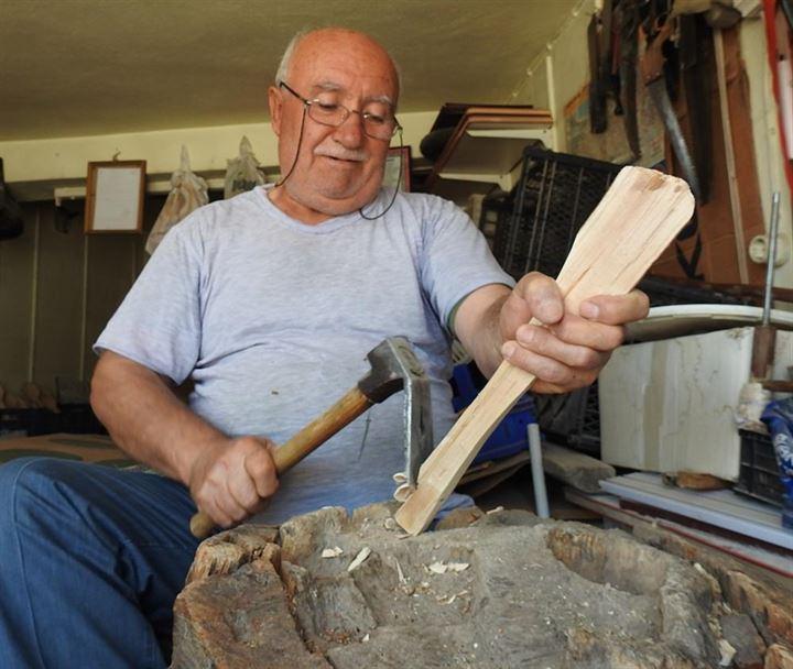 <p>Şevki Kilkaya, 'kaşık odası' adını verdiği atölyesinde el emeği tahta kaşık üretiyor.</p>
