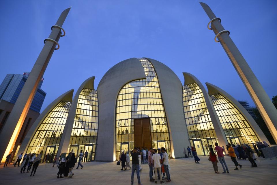 <p>Cami, Almanya ve diğer Avrupa'nın diğer ülkelerinden Müslümanlar, okul grupları ve Köln'e gelen turistler tarafından ziyaretçi akınına uğruyor. Avrupa'nın en köklü şehirlerinden olan Köln'ün sembolleri arasına giren cami, Avrupa'nın her yerinden gelen Müslümanlar başta olmak üzere, diğer milletlerden gelen turistlerin yoğun ilgisiyle karşılaşıyor.</p>

<p> </p>
