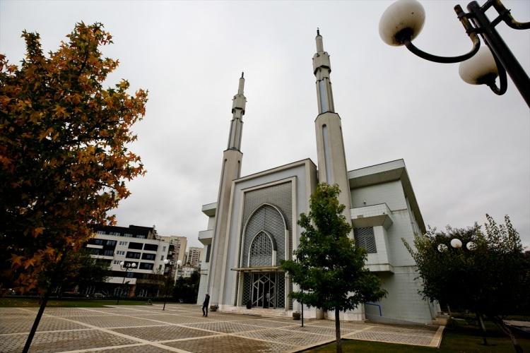 <p>Banja Luka şehrinde 1500'lü yıllarda inşa edilen ancak 1993 yılında Sırplar tarafından temellerine kadar yıkılan Ferhadiye Camisi de 2016 yılında yeniden inşa edilip açıldıktan şehrin en önemli mimari yapıları arasındaki yerini aldı.</p>

<p> </p>
