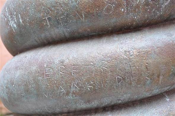 <p>Ege Denizi’nin iki kıyısında kurulmuş olan ve çocuğu Helen kökenli Kent Devletleri ile Persler arasında yaşanan uzun savaşların ardından Yunan Devletleri’nin kazanılan zaferin anısına yaptırdıkları eserlerden biri olan 'Yılanlı Sütun' yüzyıllardır varlığını devam ettiriyor. İlk halinden bugüne birçok parçası eksilen eser, eski adıyla Hipodrom şimdiki adıyla Sultanahmet Meydanı’nda asırlardır ayakta duruyor.</p>
