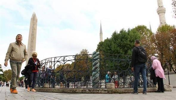 <p>Ancak açık hava koşullarında varlığını sürdürmeye çalışan 'Yılanlı Sütun' için bazı tehlikeler söz konusu. Uzmanlar hava değişimi, nem, doğal afet gibi unsurlardan olumsuz yönde etkilenen eserin kapalı bir alanda sergilenmesi konusunda hem fikir.</p>
