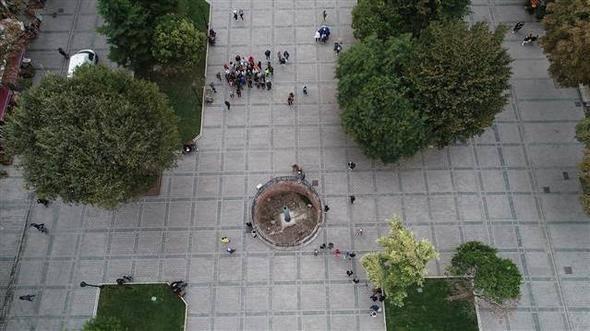 <p>"Maden eserler açık hava koşullarından çok fazla etkilenir. Çünkü sıcakta genleşip soğukta sıkışırlar ve kendilerini havanın sıcak veya soğuğuna adapte etmeye çalışırlar. Bu durum maden eserler üzerinde ’korozyon’ dediğimiz hastalığın başlangıcına sebep olur. Bu eserler aynı zamanda nemin değişkenliğinden de etkilenir. Oysa maden eserlerin sabit sıcaklık ve nem oranına sahip ortamlarda muhafaza edilmesi gerekir. Eğer eser dışarıdaysa da bu koşulların sağlanması ve koşulların sürdürülebilir olması gerekir. Ancak Yılanlı Sütun için şu anda böyle bir ortam sağlanamadığından eserin kapalı alana taşınması daha doğru olacaktır."</p>