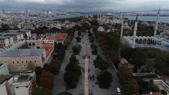 <p>Konuyla ilgili hazırladığı teze başlamadan önce İstanbul Arkeoloji Müzeleri’nin de kurucusu olan Osman Hamdi’nin bir mektubuyla karşılaştığını söyleyen Çelik, "1895’te Maarif’e yazılmış duygusal bir mektuptu. Osman Hamdi Bey o mektupta ülkemizin çok değerli kültür varlıkları olduğundan ve bunların ülke için gurur kaynağı olduğundan söz ediyor. Ama bir o kadar sorumlu olduğumuzu hatırlatıp, bu eserin ne kadar önemli olduğundan ve bir sürü yayınının yapıldığından, bilim adamları tarafından çok değer verildiğinden ancak dışarıda hem yağmur hem de güneşe karşı korunmasız olduğundan, içine atılan çöplerden, üzerine atılan taşlardan bunun her ne kadar ilgililere söylense de önüne geçilemediğinden söz ediyor. Bu nedenle eserin müzeye taşınması ve yerine kopyasının yapılması önerisinde bulunuyor. Ama o öneri kabul edilmiyor. Bu anlamda eserin müzeye kaldırılması aslında Osman Hamdi’nin de bir vasiyeti diyebiliriz" ifadelerinde bulundu.</p>